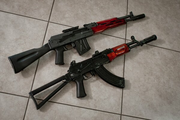 Un par de ametralladoras Saiga-12k y AKs-74