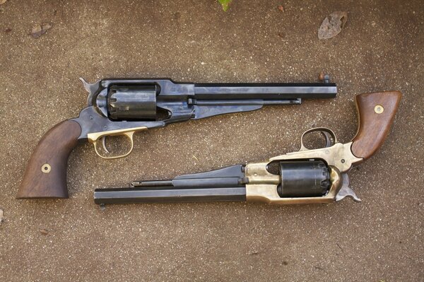 Photo de deux revolvers modèle 1858