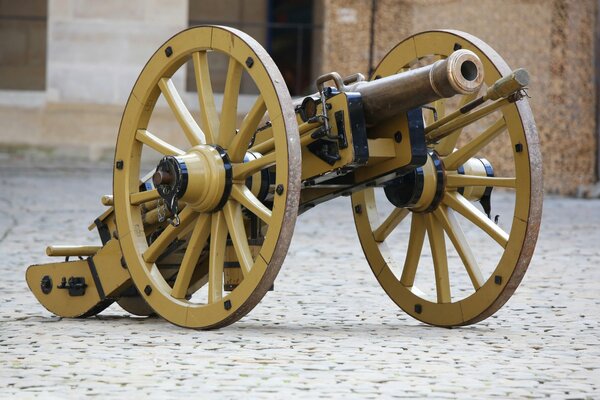 Canon d artillerie se dresse sur le fond d un bâtiment