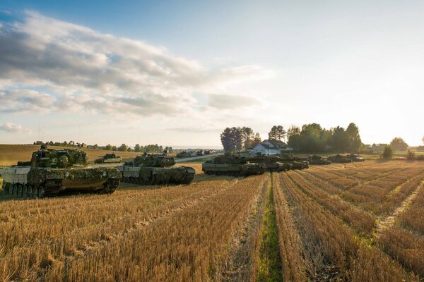 Gepanzerte Fahrzeuge Feld auf Himmelshintergrund mit weißen Wolken