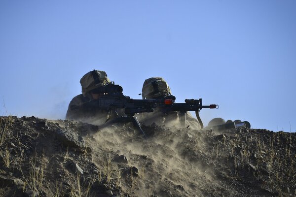 Soldaten in Stellungen mit Waffen in der Hand