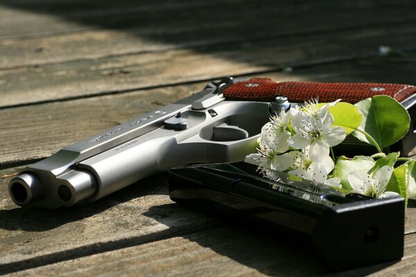 Pistolet à chargement automatique avec fleurs de cerisier