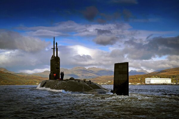 Submarino nuclear en la costa