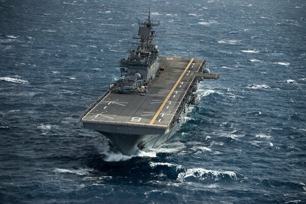 Landing ship Bonom Richard crosses the sea