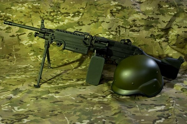 Ametralladora ligera M249 con casco