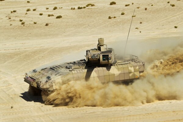 El paso de un tanque a través de un desierto de arena