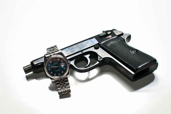 Jouets pour adultes pour les hommes. Montre et pistolet