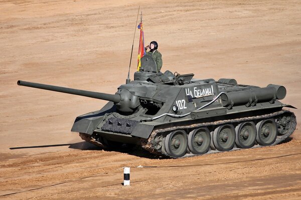 El tanque está en la carretera. Soldado en un tanque