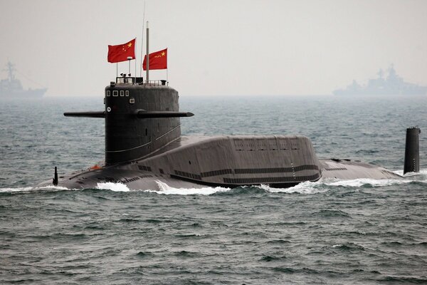 Submarino chino en el mar