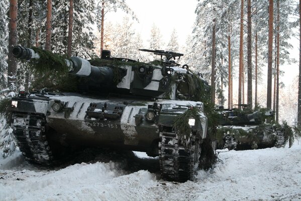 Ein Leopard-Panzer fährt durch den Winterwald