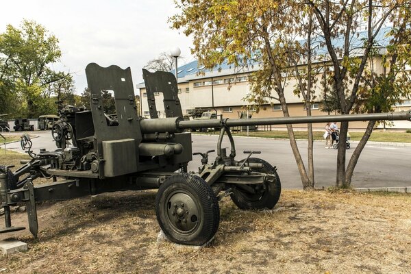 Un proyectil de artillería se encuentra cerca de la carretera