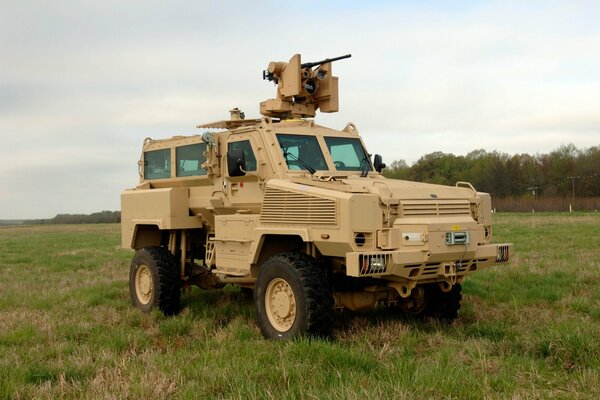 Gepanzertes Fahrzeug mit Waffen auf dem Feld