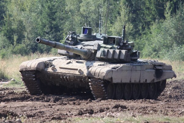 Un tanque de batalla cabalga sobre el barro