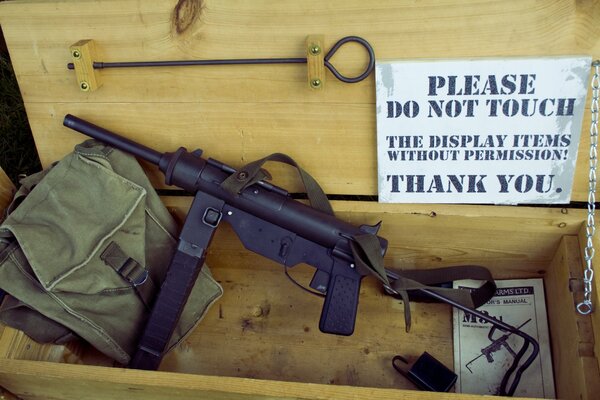 Armes dans la boîte près de la plaque