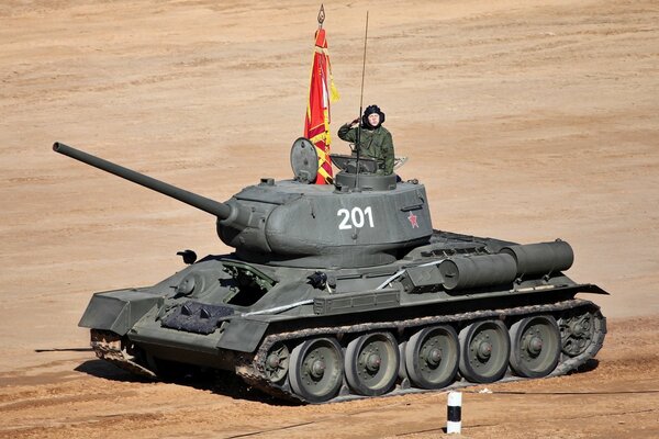 Un tanque con un soldado viaja por el relleno sanitario