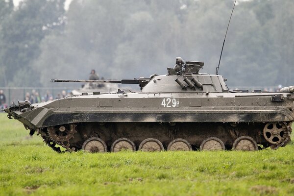 Exposition du véhicule de combat BMP 2