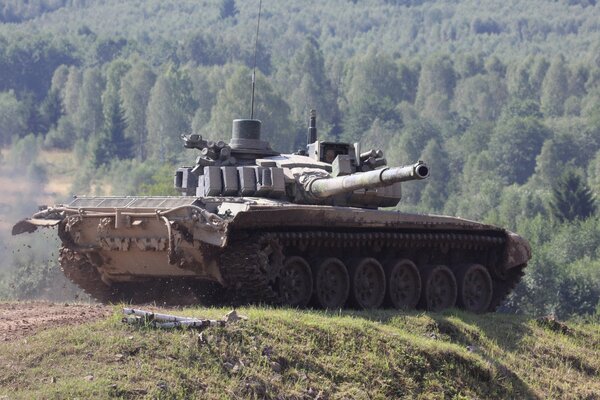 Tanque de batalla T-72m4 en el bosque