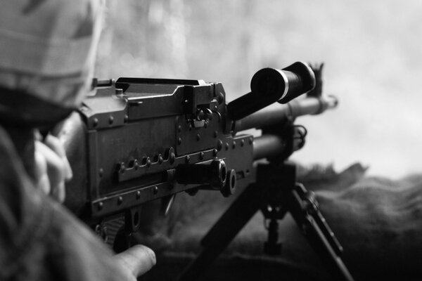 Schwarz-Weiß-Foto eines Soldaten mit Maschinengewehr