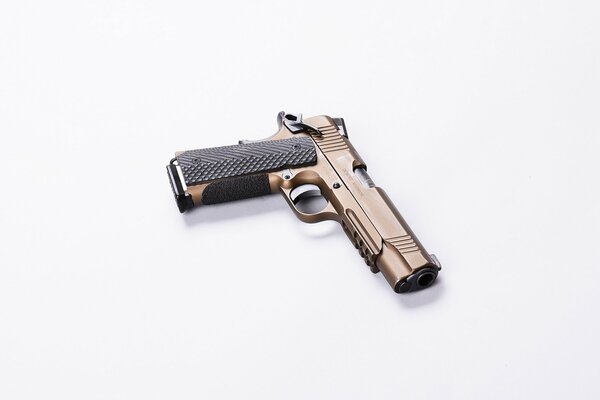 Semi-automatico guerriero pistola nel deserto sparare