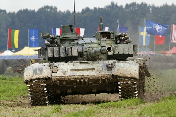 Un carro armato da battaglia attraversa il campo