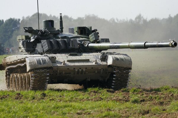 Char de combat T - 72 va en mission