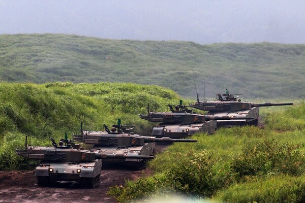 Japanische Kampfpanzer Typ 90 im Feld