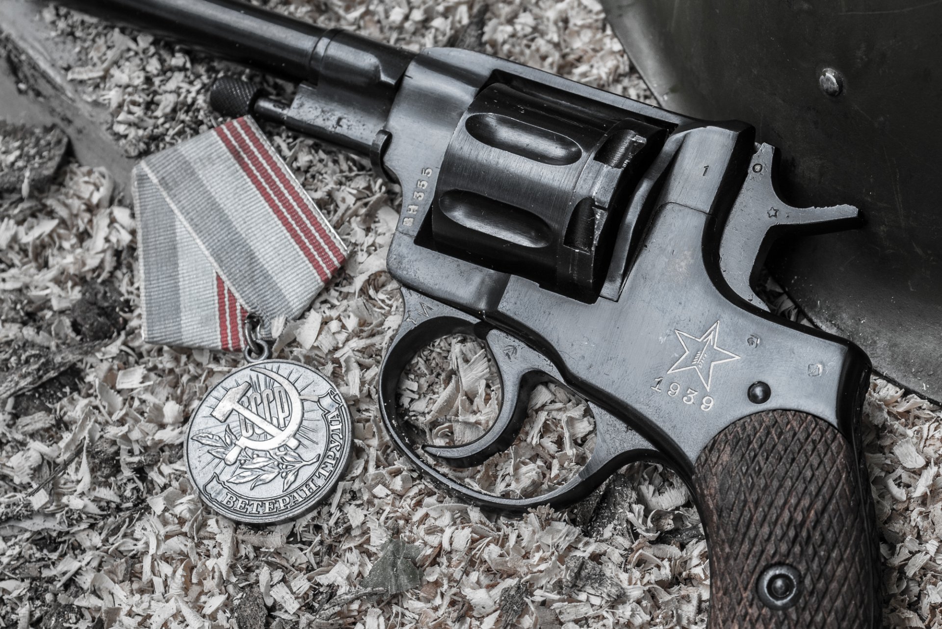 nagan revolver arme médaille