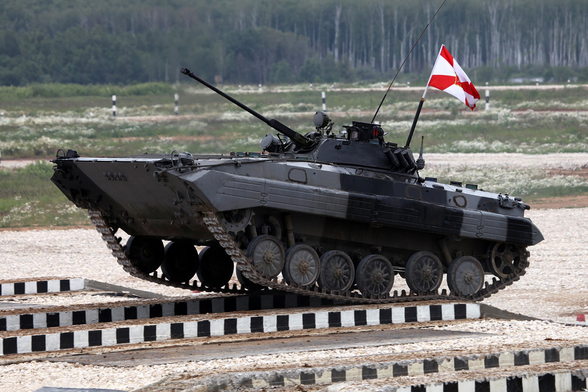 bmp-2 combat véhicule infanterie près de moscou alabino 23.28.06.14 g. polygone 2ème gardes fusiliers motorisés taman division toutes les armées compétitions équipages combat machines surmonter obstacles piste pont réservoir biathlon soleil russie