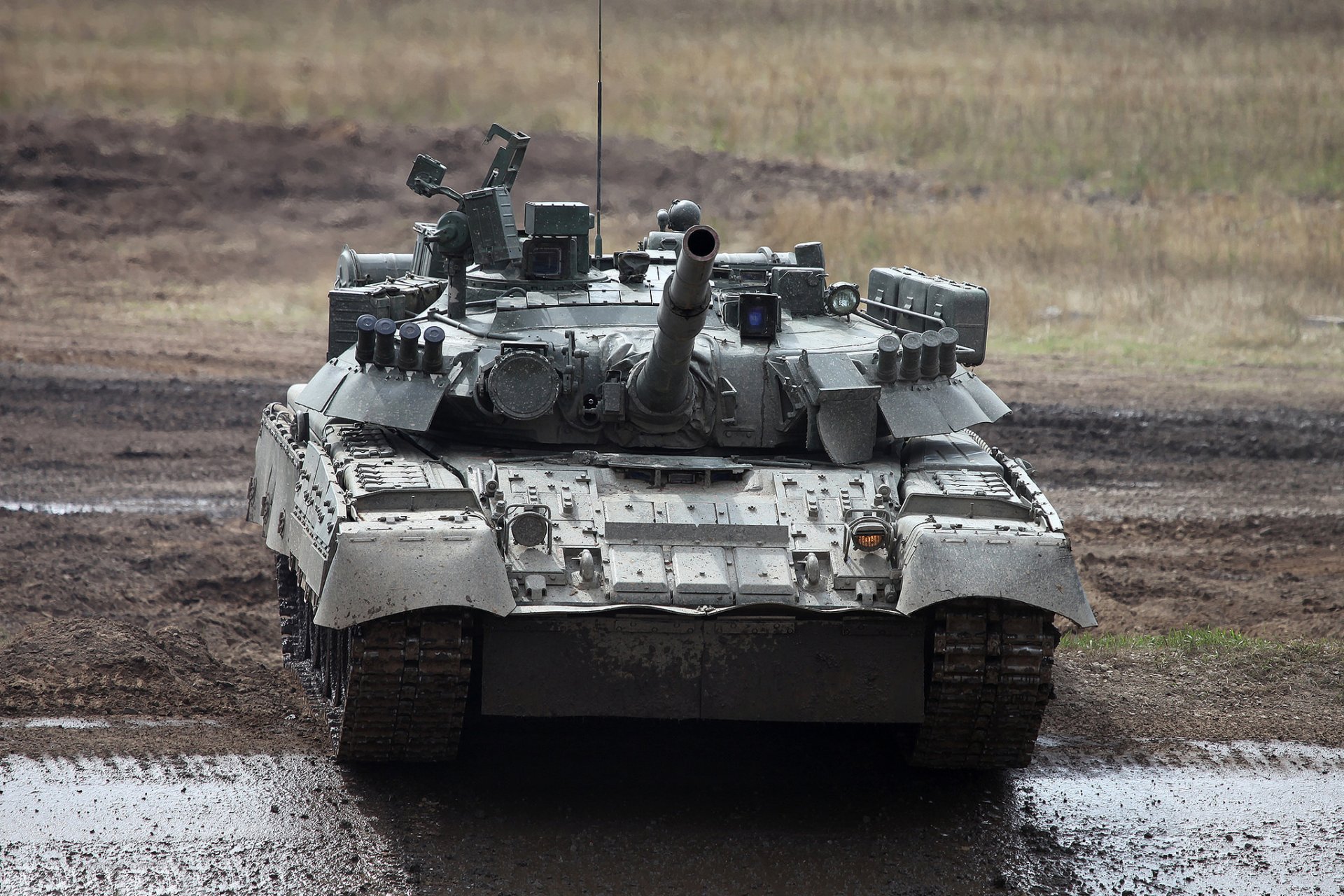 t-80 combate tanque campo de pruebas barro