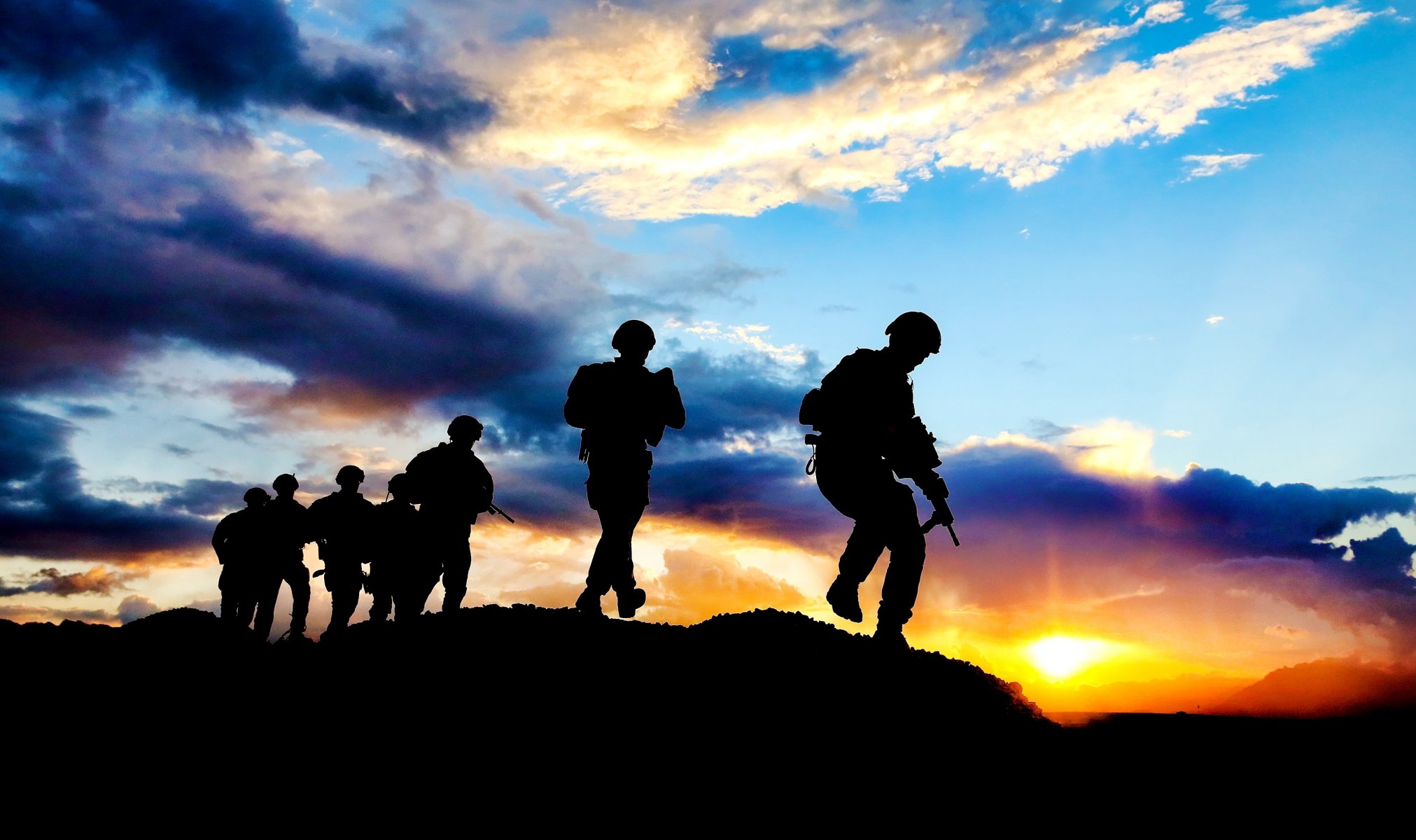 berge abend sonnenuntergang silhouetten soldaten waffen ausrüstung himmel sonne wolken