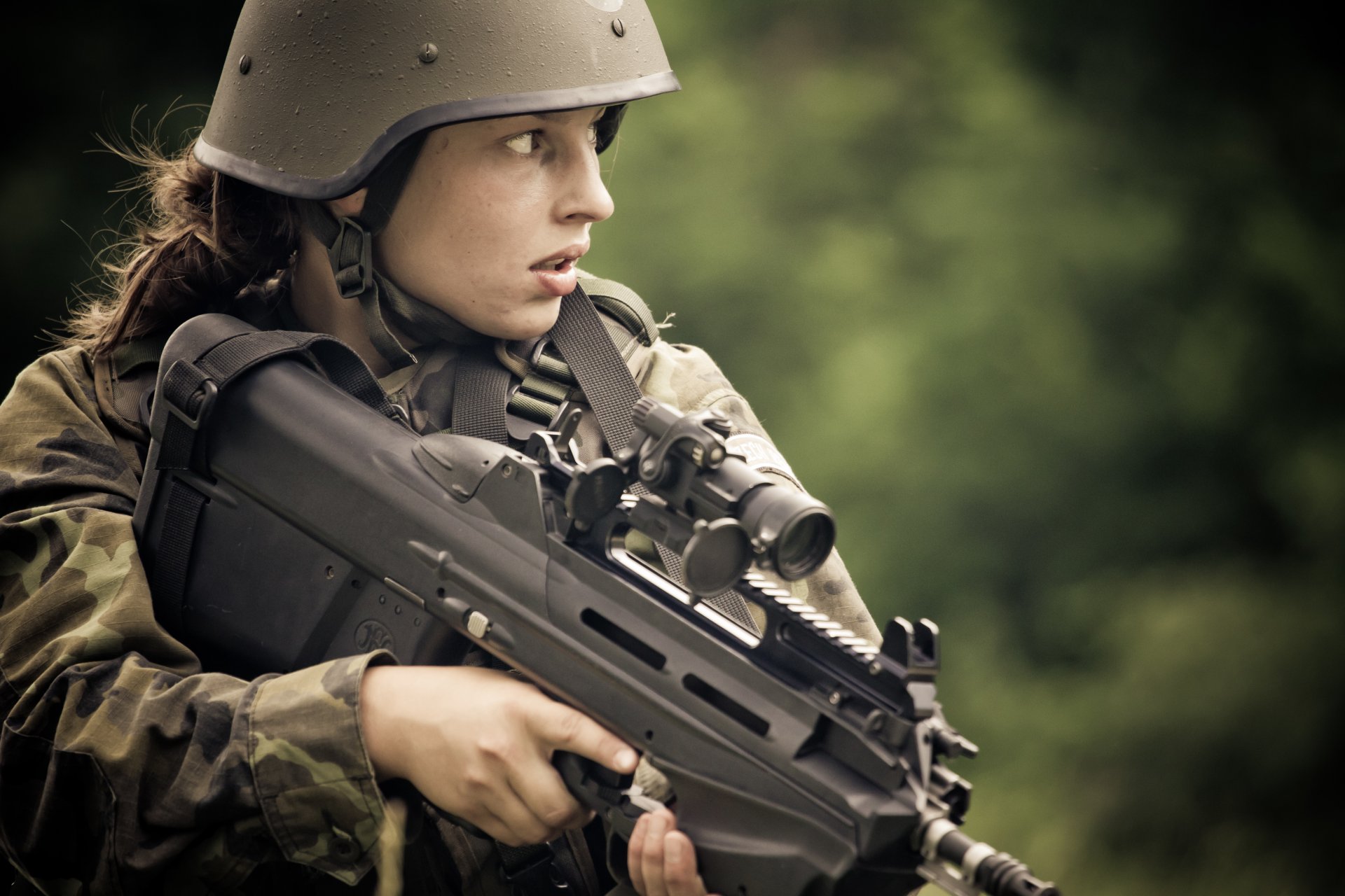 chica ametralladora fn f2000 arma casco