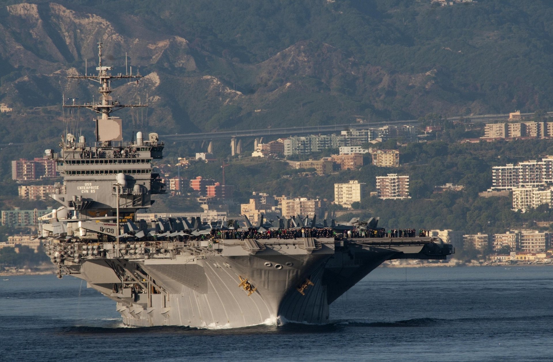 el primer portaaviones con una planta de energía nuclear número cvn-65 empresa aviones de combate ciudad montaña bahía