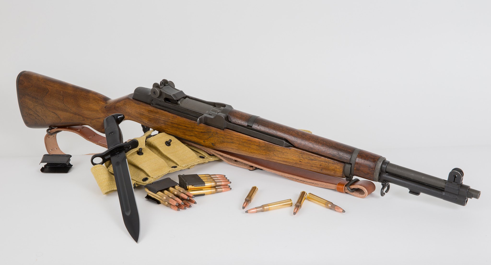 m1 garand auto-chargement fusil arme munitions couteau à baïonnette arrière-plan