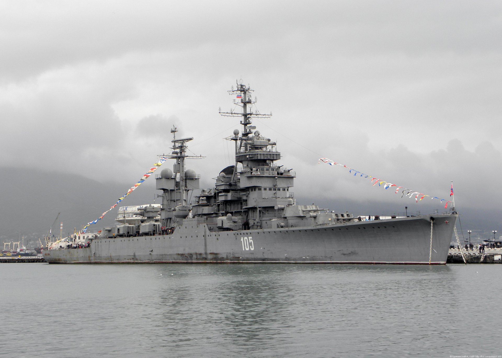 novorossiysk bahía de tsemesskaya barco-museo ligero artillería crucero mikhail kutuzov