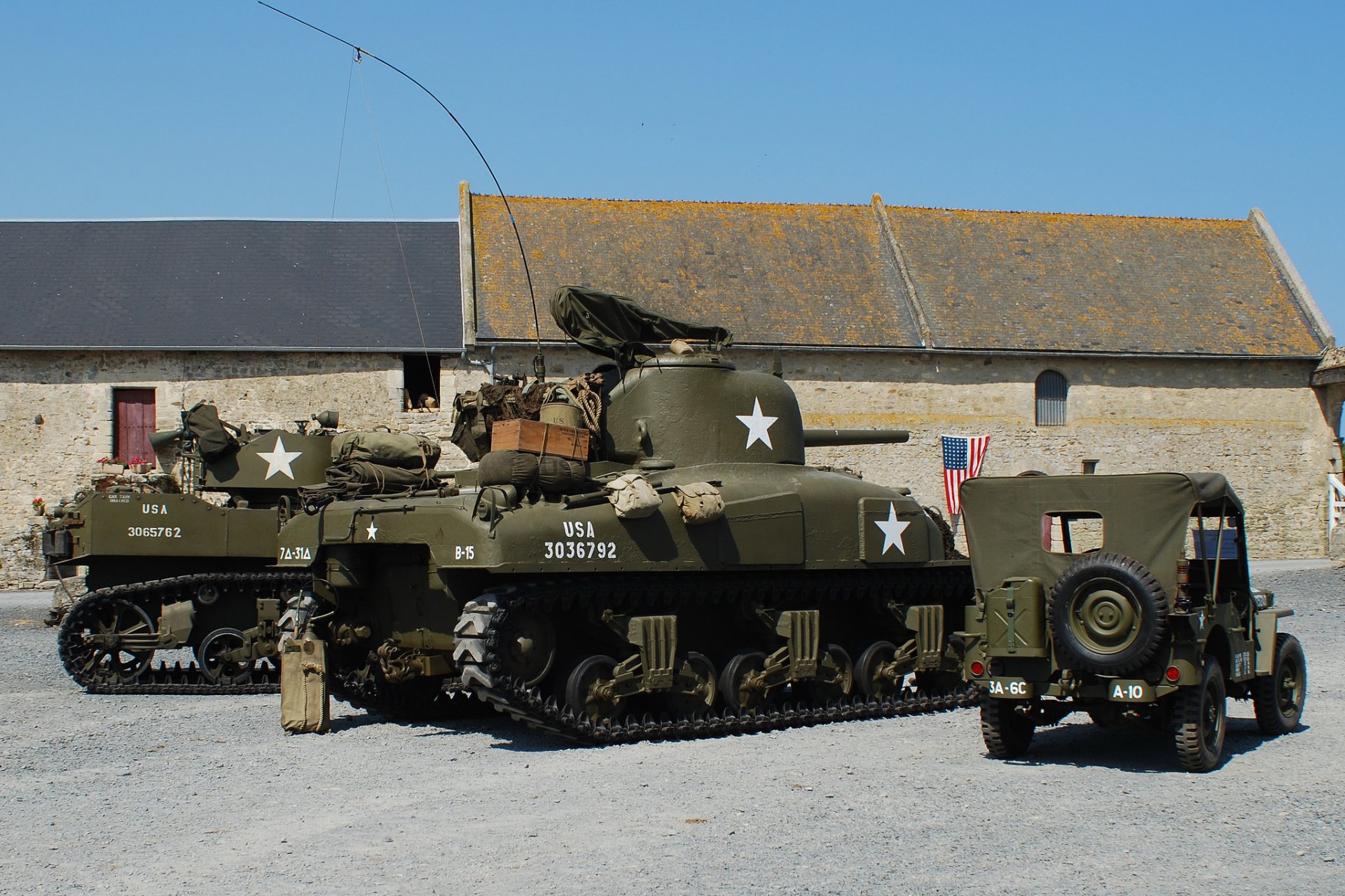 m4 sherman sherman moyen réservoir willis mb willis-mv 1944 jeep m3 stewart matériel militaire seconde guerre mondiale