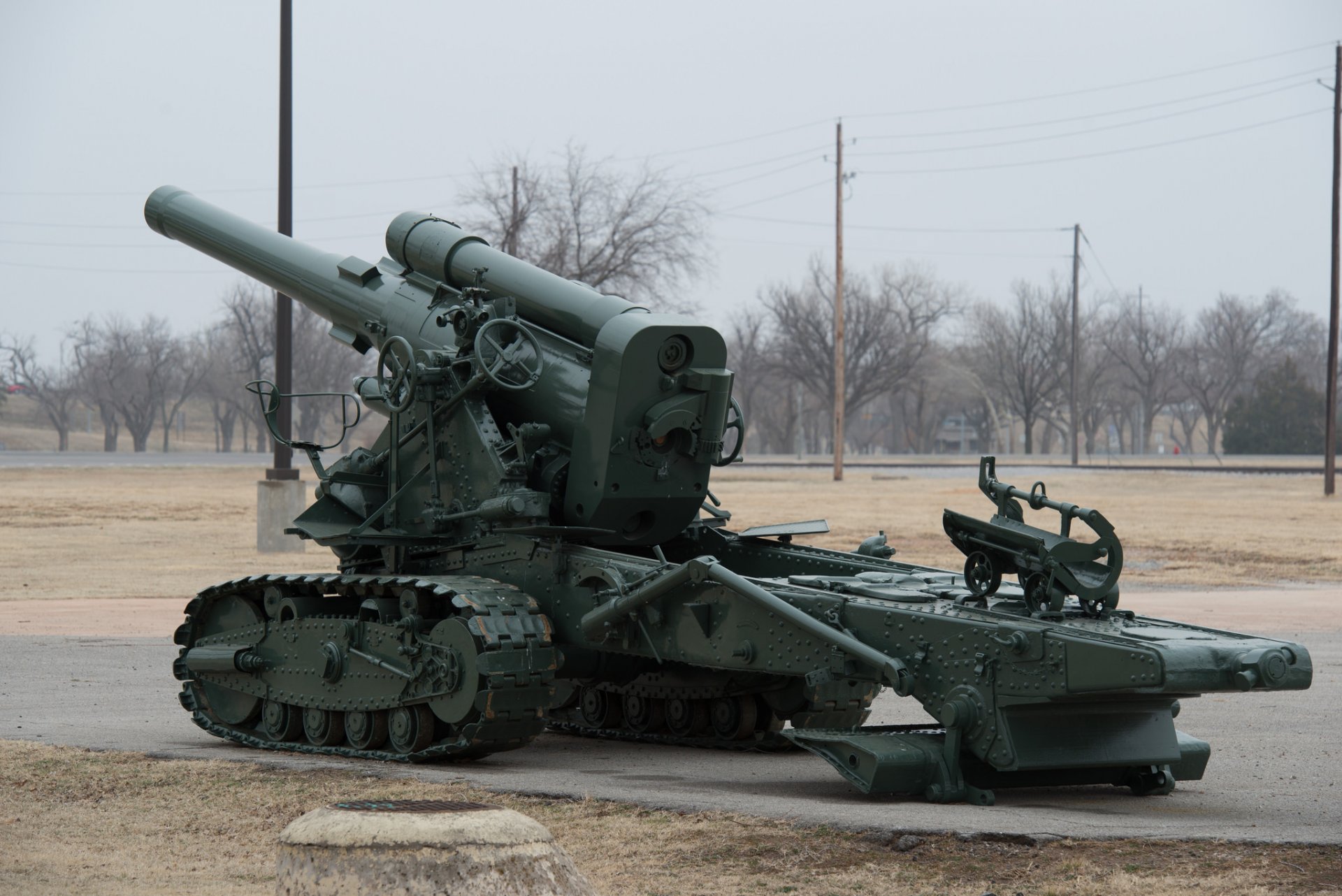 gun tracked carriage artillery weapon