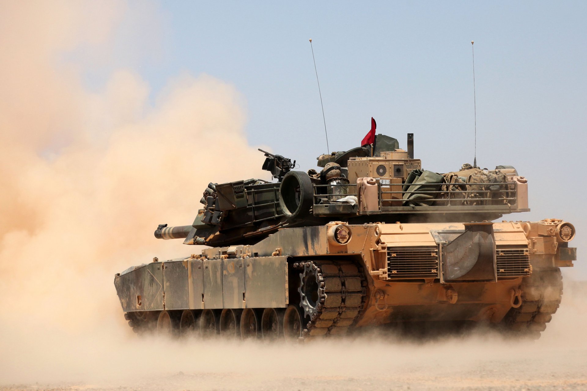 m1a1 abrams main battle tank dust