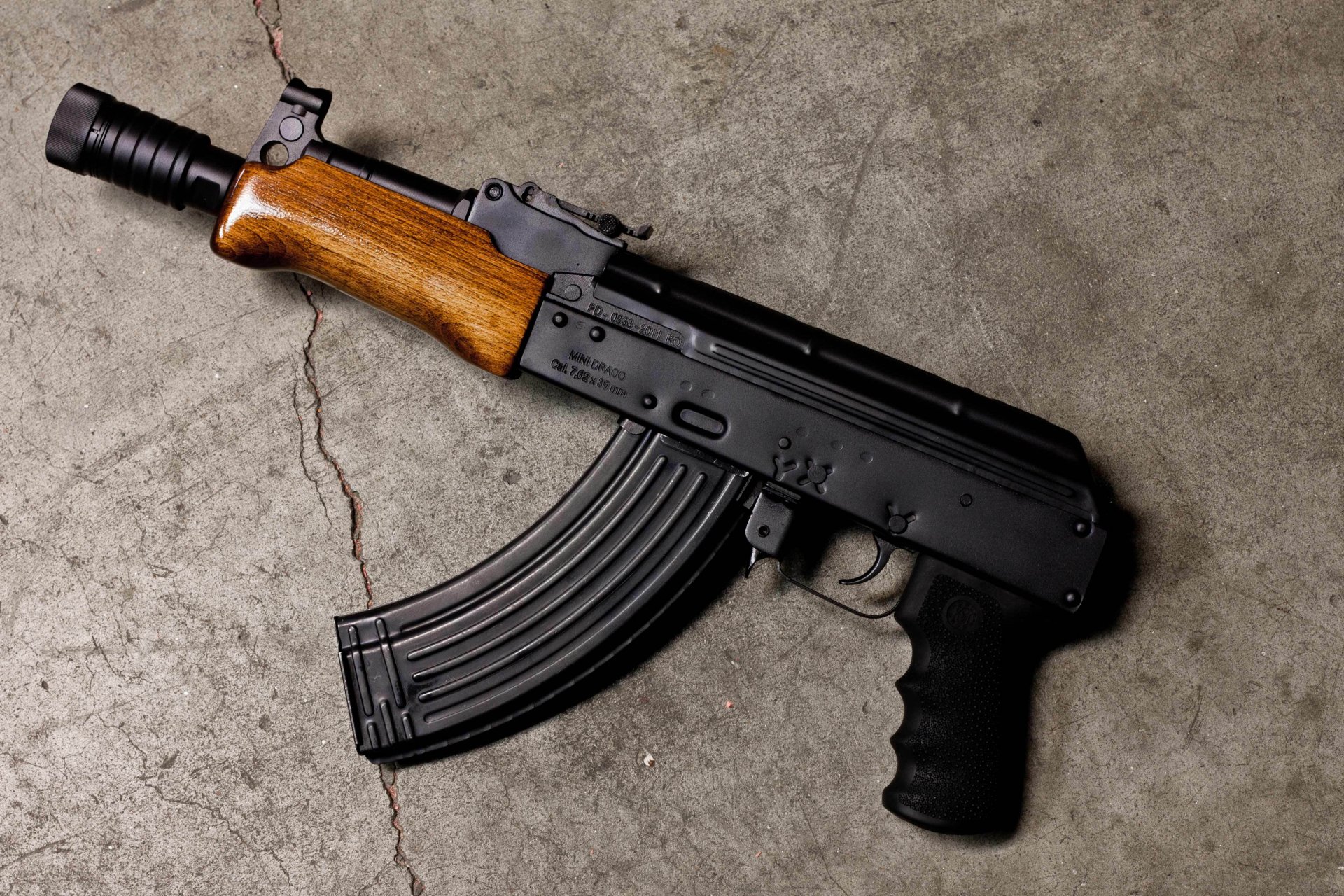 aks74u maschinengewehr kalaschnikow verkürzt waffe hintergrund