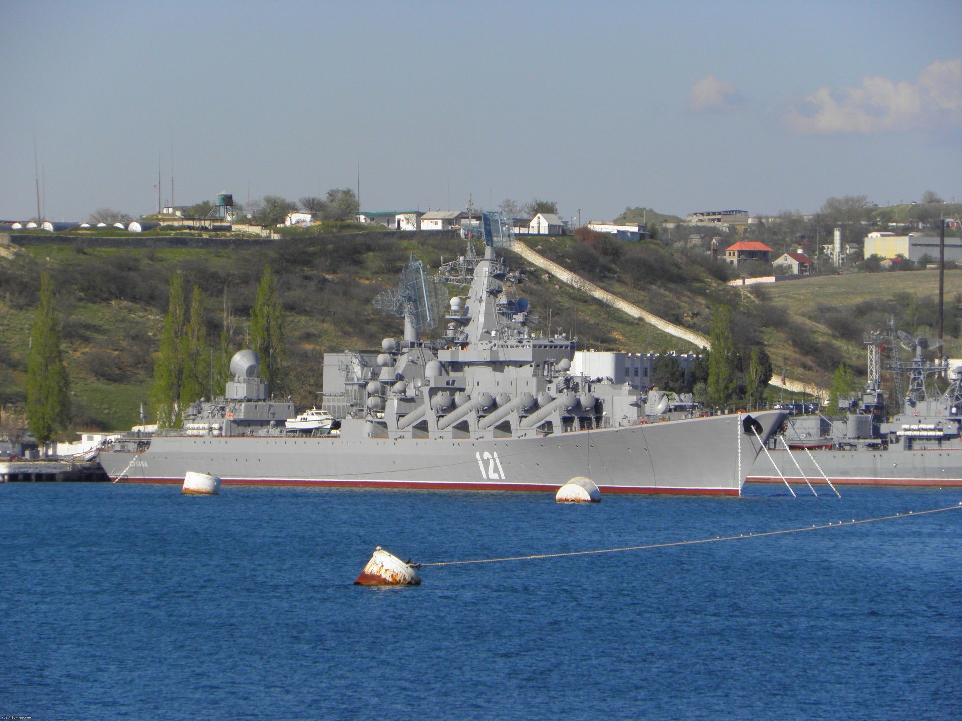 guardia cohete crucero moscú proyecto 1164 atlant flota del mar negro armada rusia puerto sebastopol barco mar vallas de protección cohete