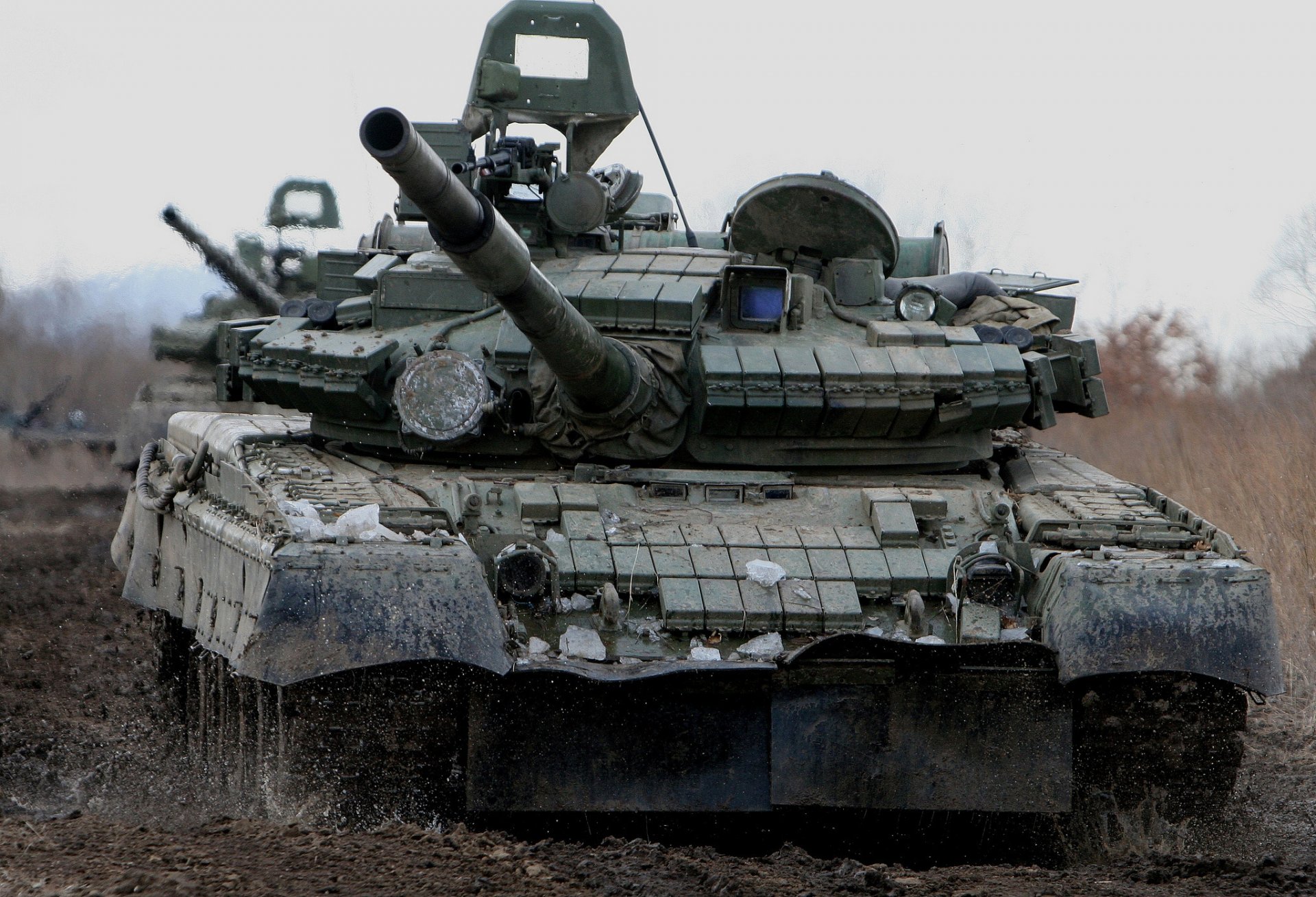 t-80bv combat char canon boue