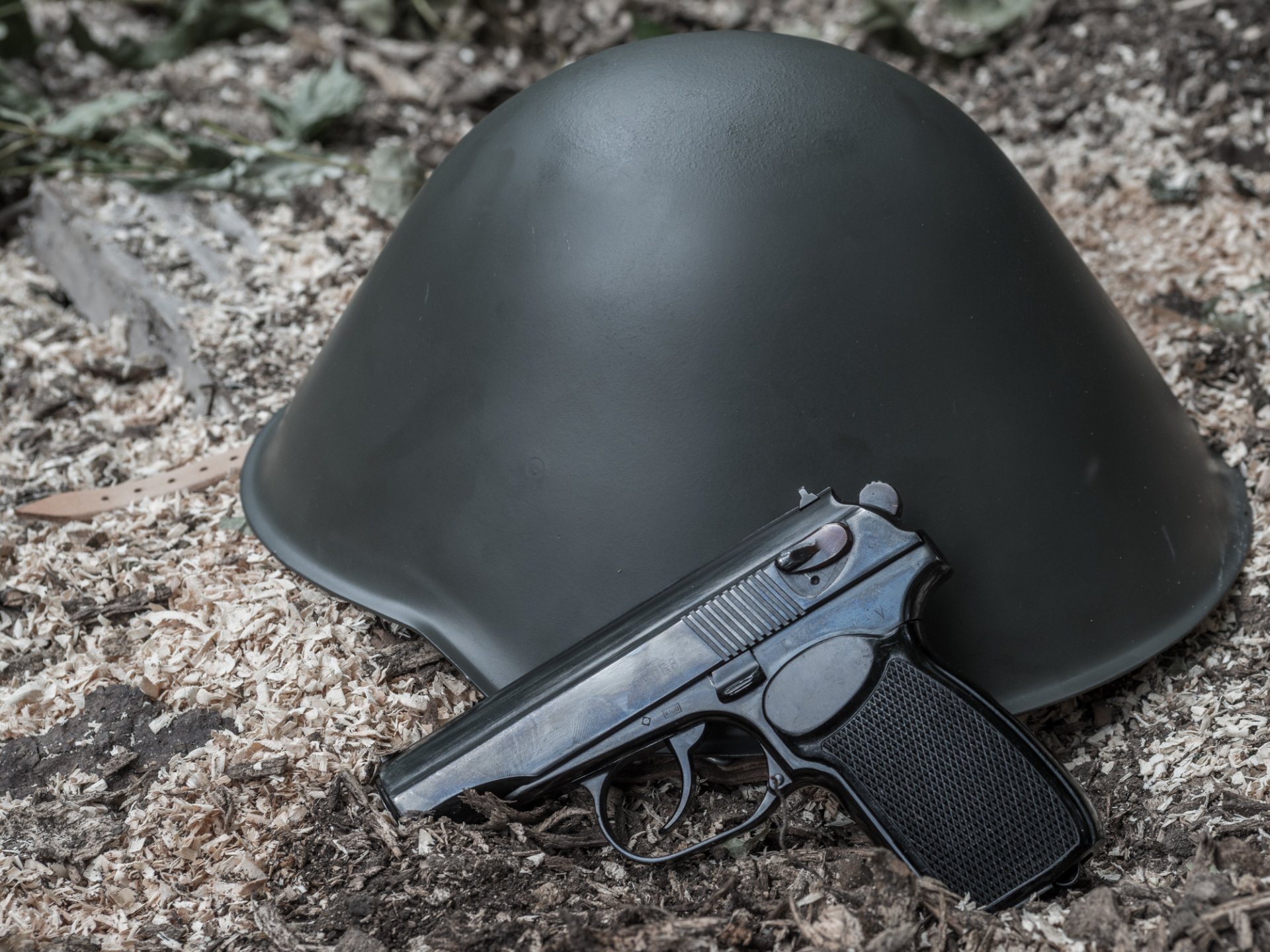 niemiecki makarov samozaładowczy pistolet makarov broń hełm