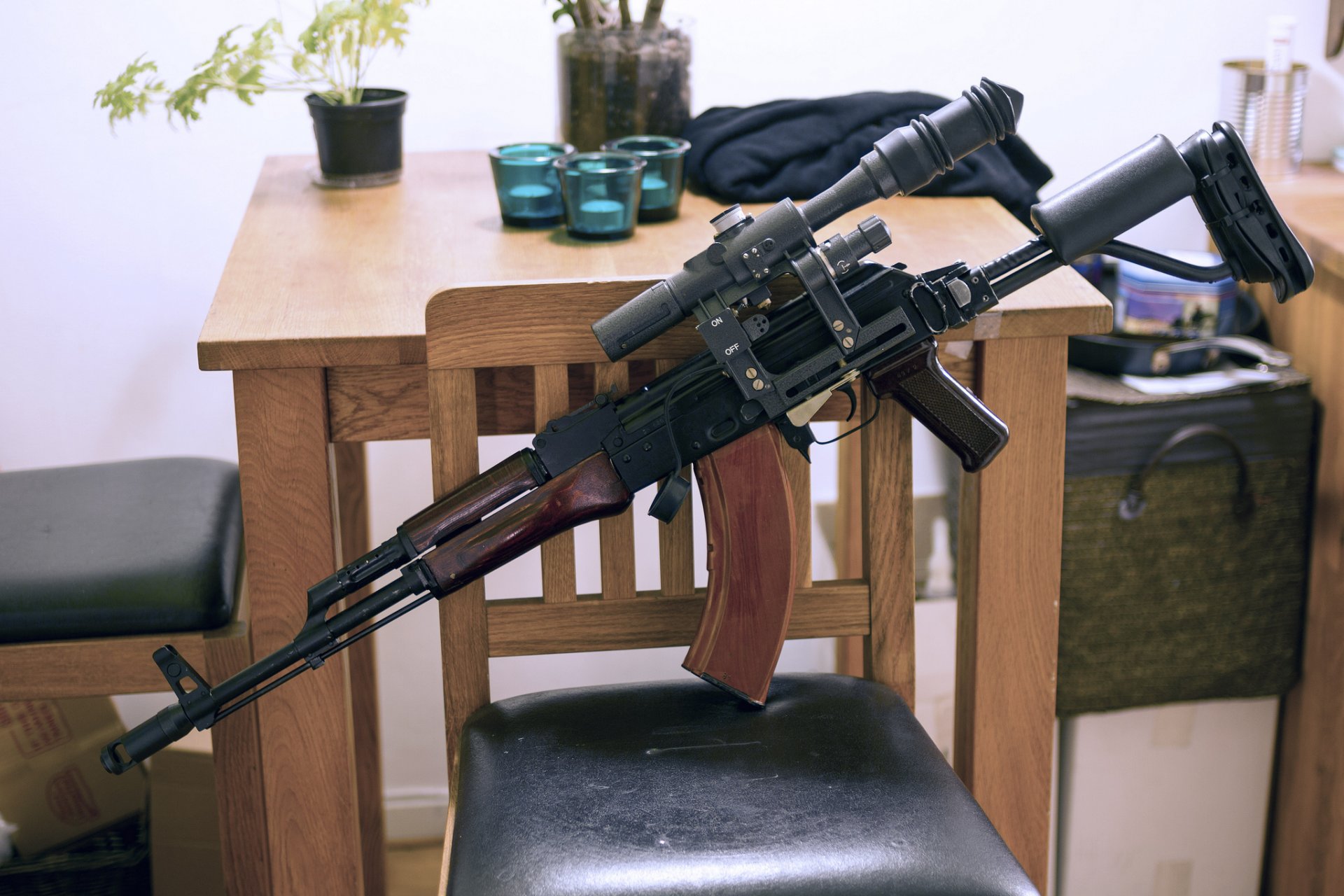 akm maschinengewehr kalaschnikow waffe zimmer