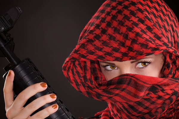 Fille dans un foulard rouge avec des armes