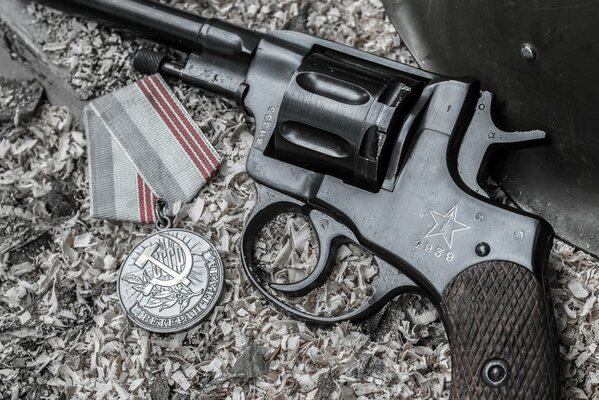 Revolver ancestral médaille de l arrière-grand-père pour le courage