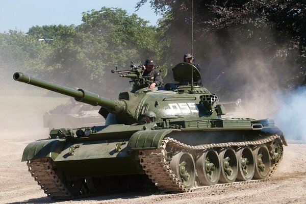 Dos petroleros con armas en el tanque