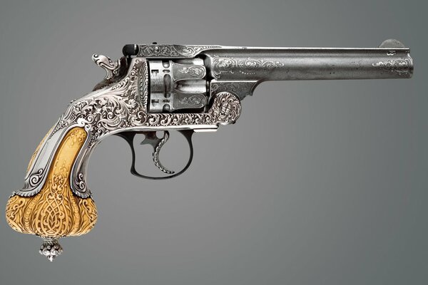 Revolver aus dem Jahr 1892 mit goldenem Griff mit Krone