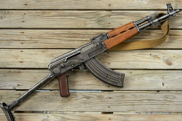 AK-47 na drewnianym tle