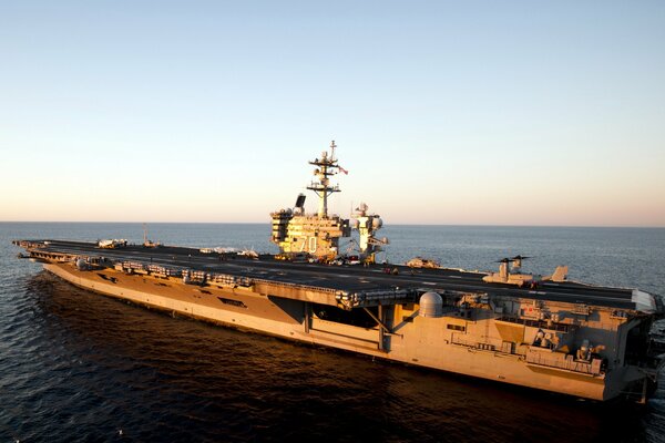 Le puissant porte-avions Carl Vinson