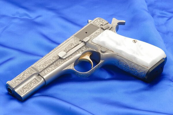 Pistola Browning su tessuto blu