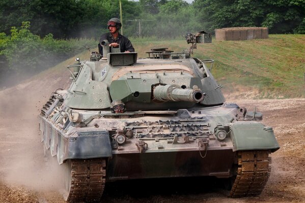 Tanque Leopard monta en el polígono